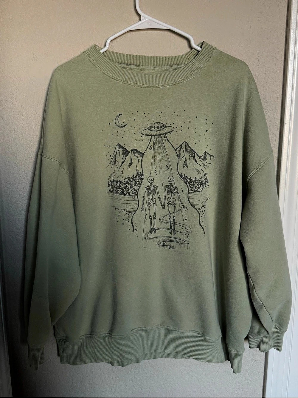 American Eagle Graphic Crewneck Sweatshirt in Green